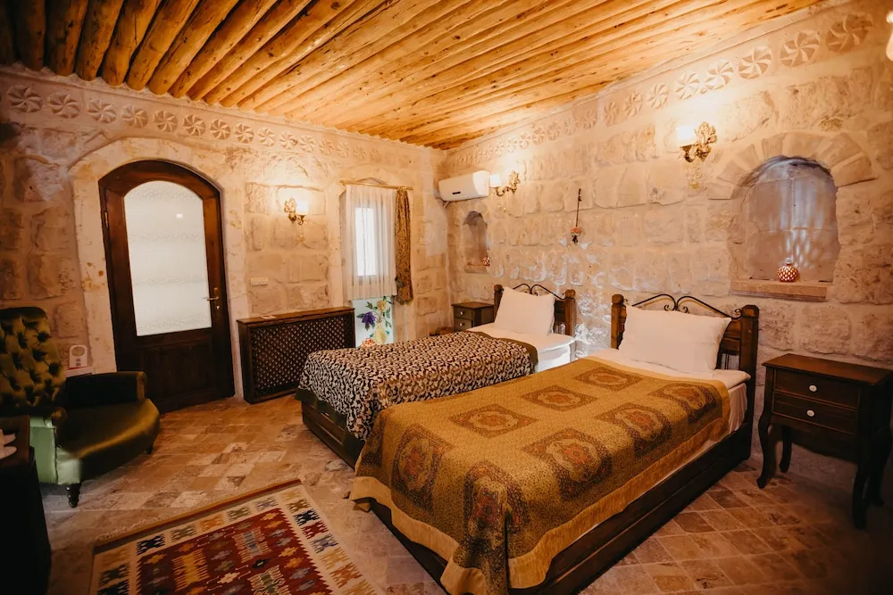 116 - NOAH HEZEN ROOM
