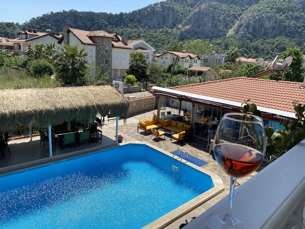 Superior İki Ayrı Yataklı Oda, Balkon, Havuz Manzaralı