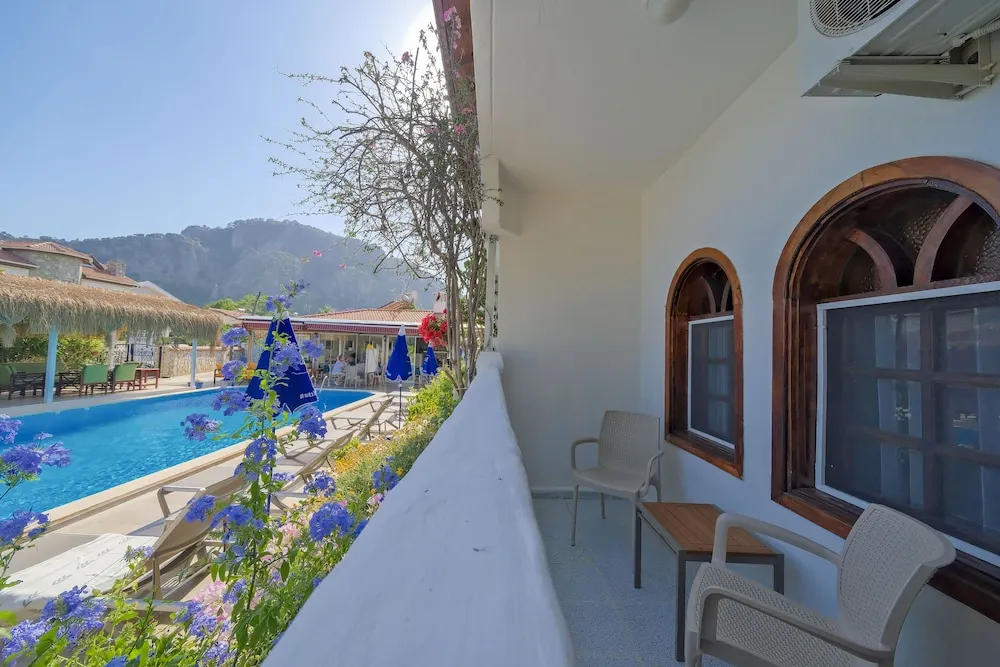 Superior İki Ayrı Yataklı Oda, Balkon, Havuz Manzaralı