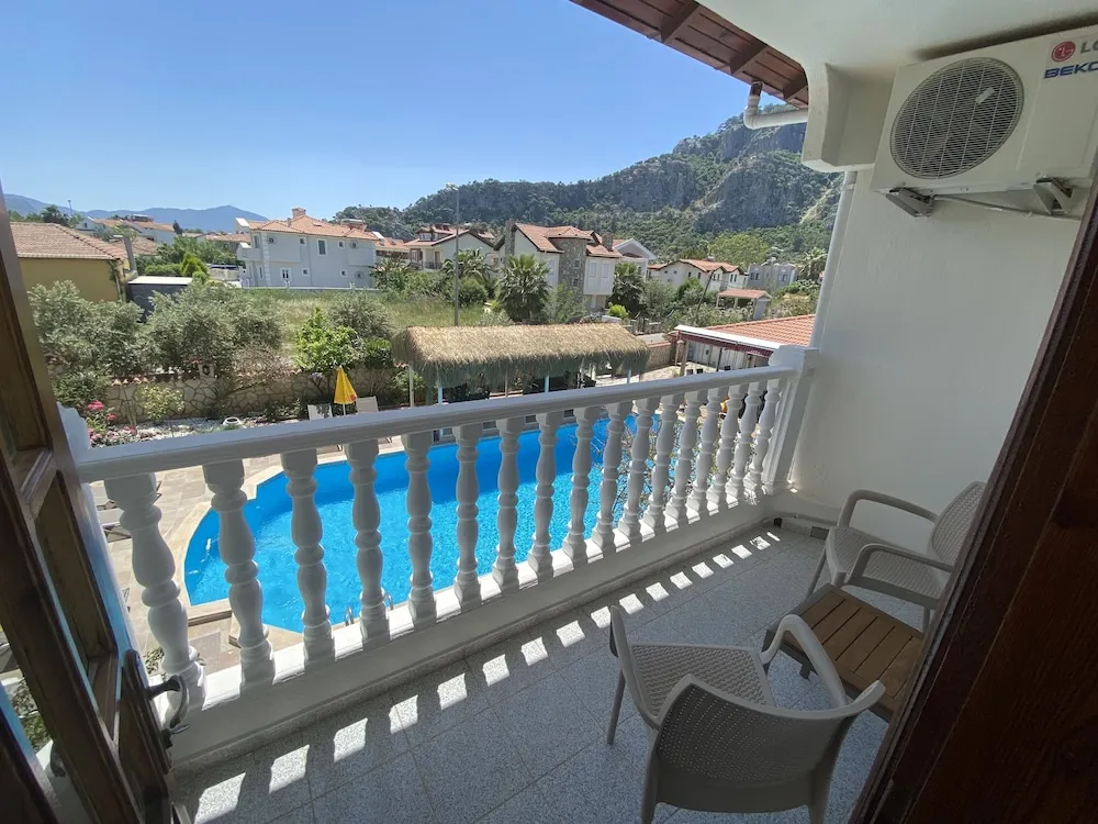 Superior İki Ayrı Yataklı Oda, Balkon, Havuz Manzaralı
