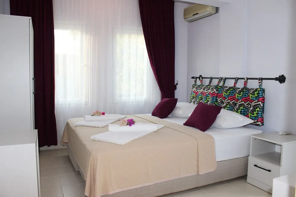 Superior Tek Büyük Yataklı Oda, Balkon, Havuz Manzaralı