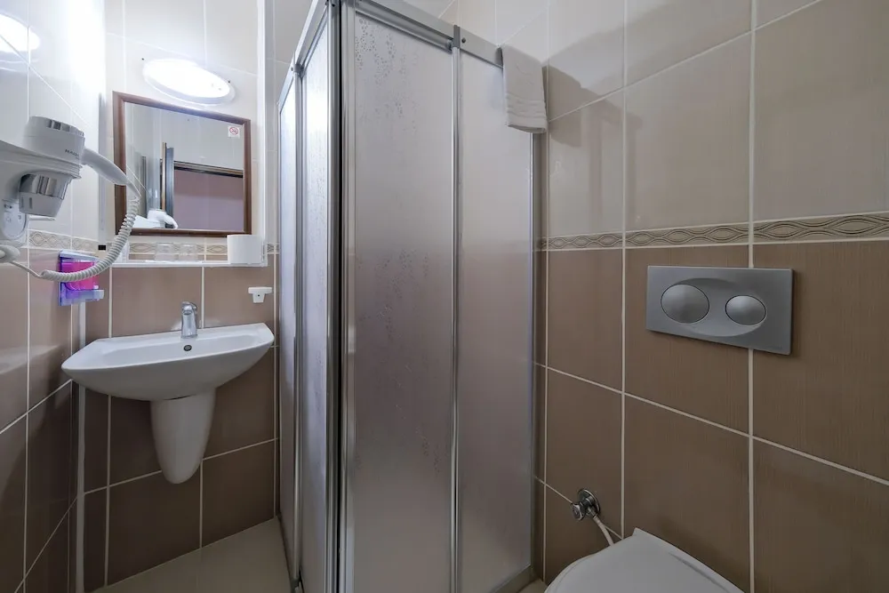 Superior Tek Büyük Yataklı Oda, Balkon, Havuz Manzaralı