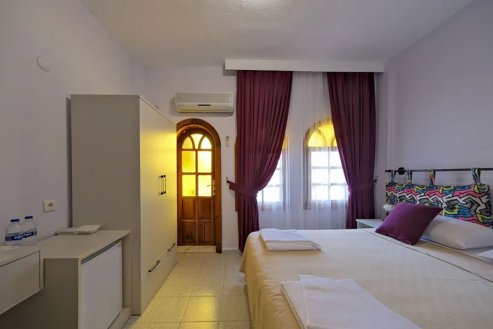 Superior Tek Büyük Yataklı Oda, Balkon, Havuz Manzaralı