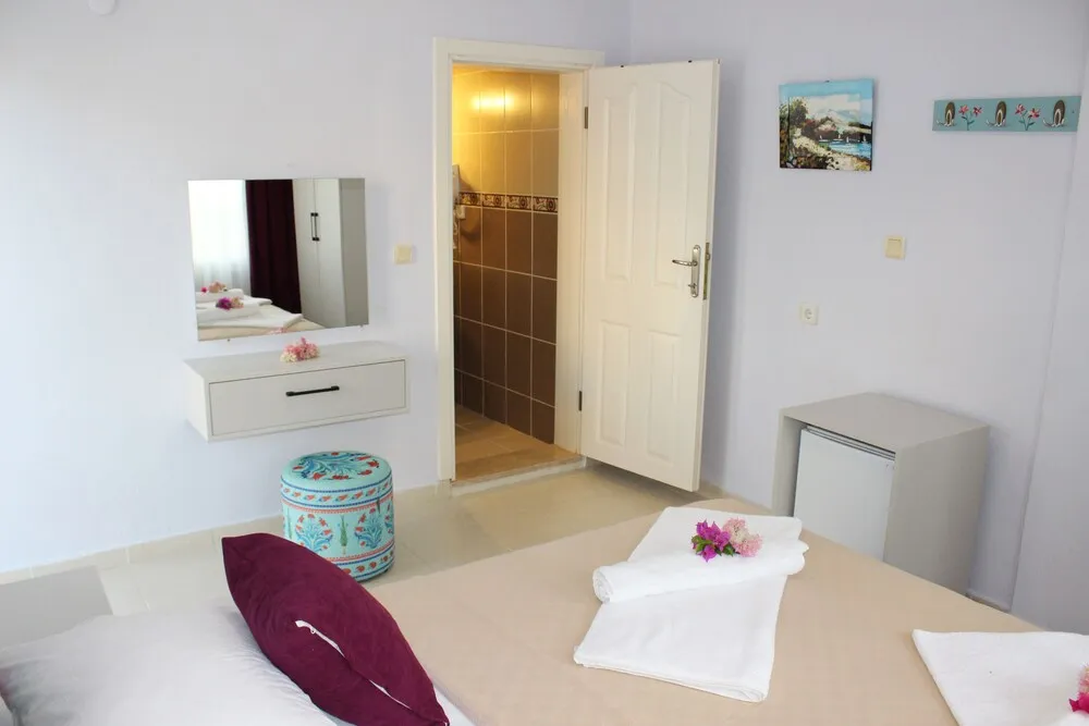 Superior Tek Büyük Yataklı Oda, Balkon, Havuz Manzaralı