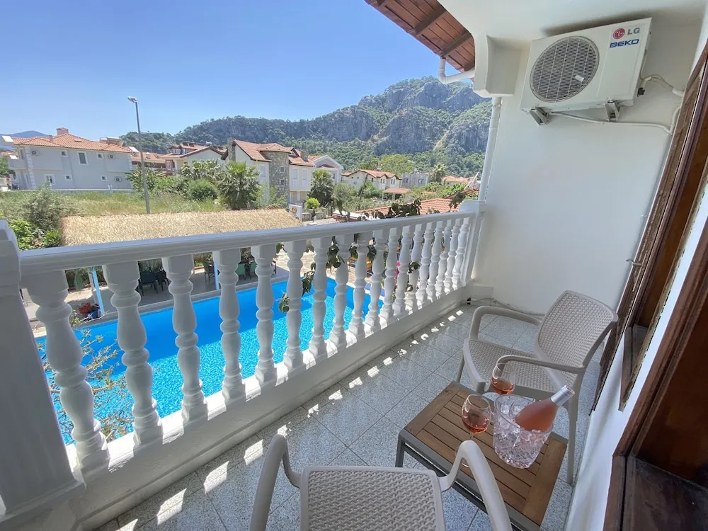 Superior Tek Büyük Yataklı Oda, Balkon, Havuz Manzaralı