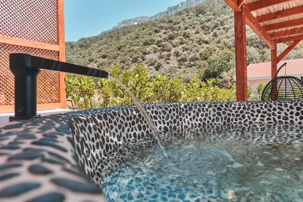 Honeymoon Tek Büyük Yataklı Oda, 1 Yatak Odası, Sigara İçilmez, Havuz Manzaralı