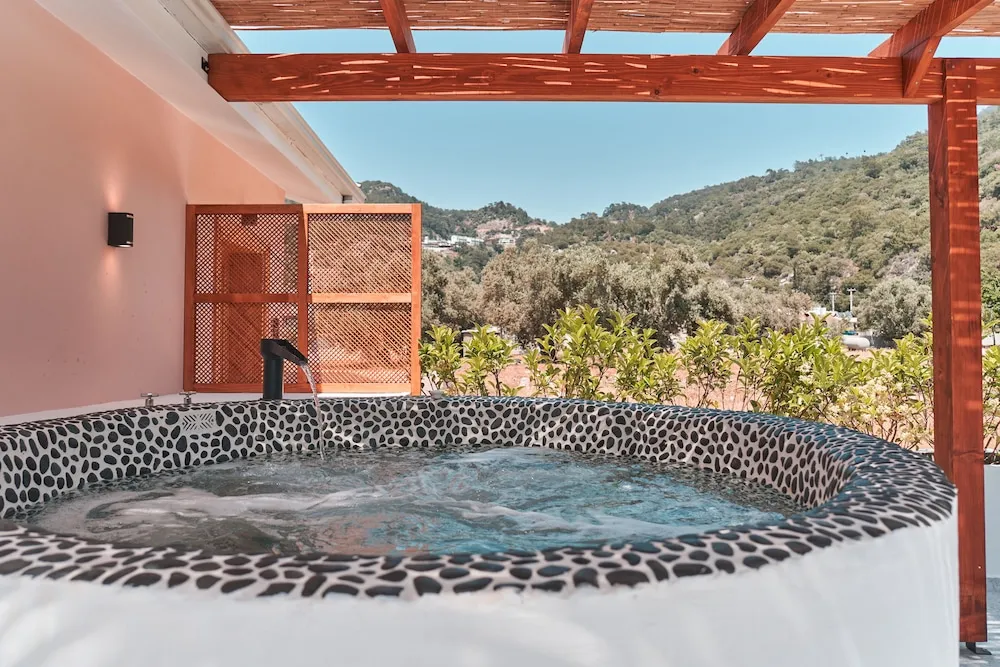 Honeymoon Tek Büyük Yataklı Oda, 1 Yatak Odası, Sigara İçilmez, Havuz Manzaralı