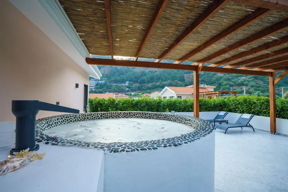 Honeymoon Tek Büyük Yataklı Oda, 1 Yatak Odası, Sigara İçilmez, Havuz Manzaralı