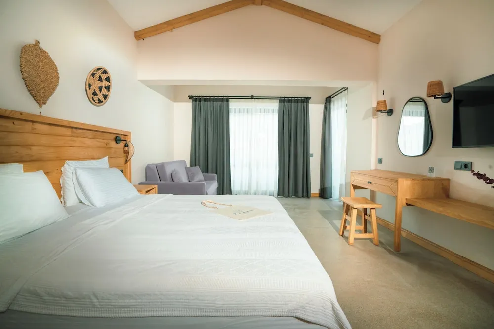 Honeymoon Tek Büyük Yataklı Oda, 1 Yatak Odası, Sigara İçilmez, Havuz Manzaralı