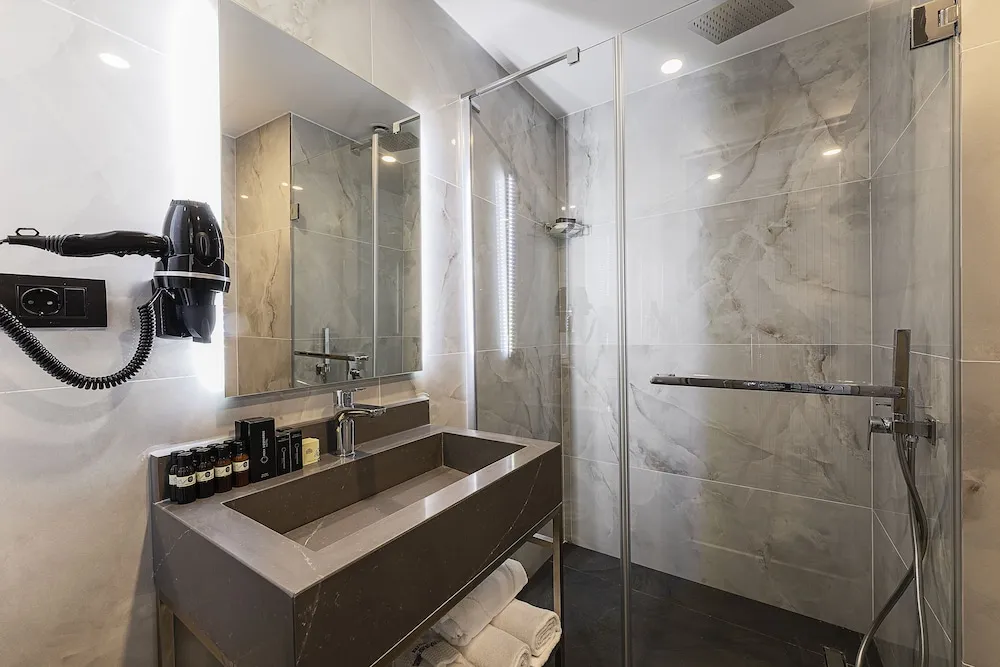 Standard Tek Büyük Yataklı Oda, Kısmi Deniz Manzaralı