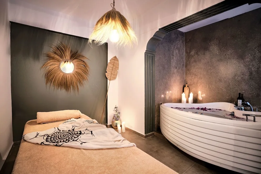 Jakuzili Honeymoon Süit, Sigara içilmez Avlu Manzaralı