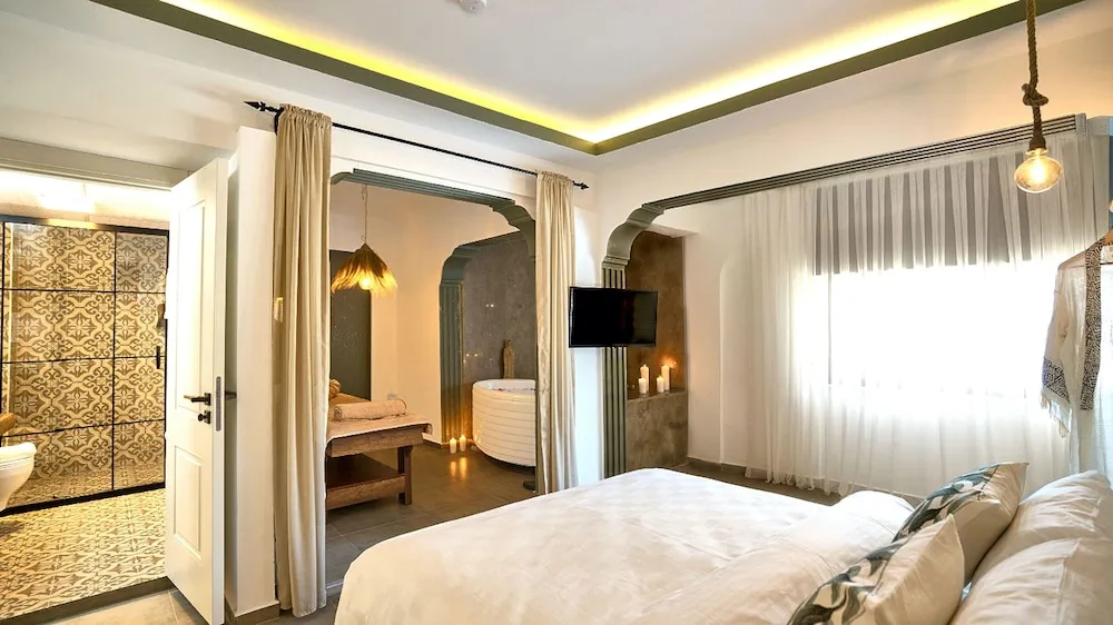 Jakuzili Honeymoon Süit, Sigara içilmez Avlu Manzaralı