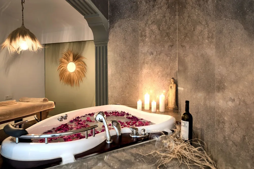 Jakuzili Honeymoon Süit, Sigara içilmez Avlu Manzaralı