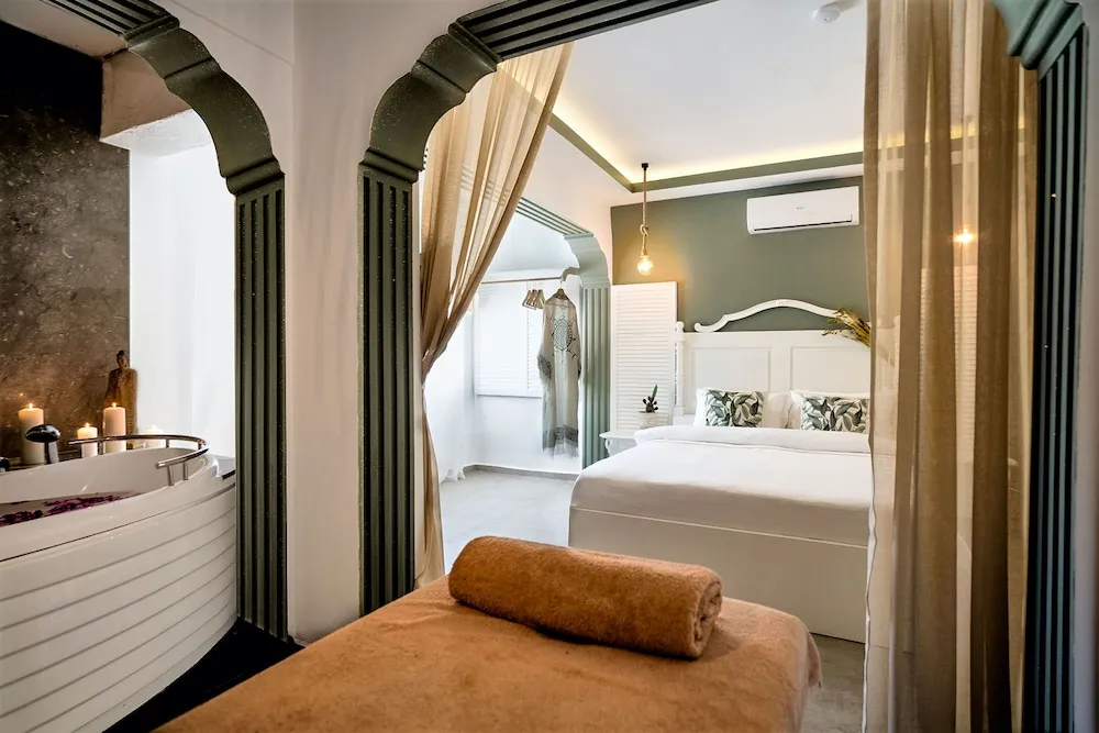 Jakuzili Honeymoon Süit, Sigara içilmez Avlu Manzaralı