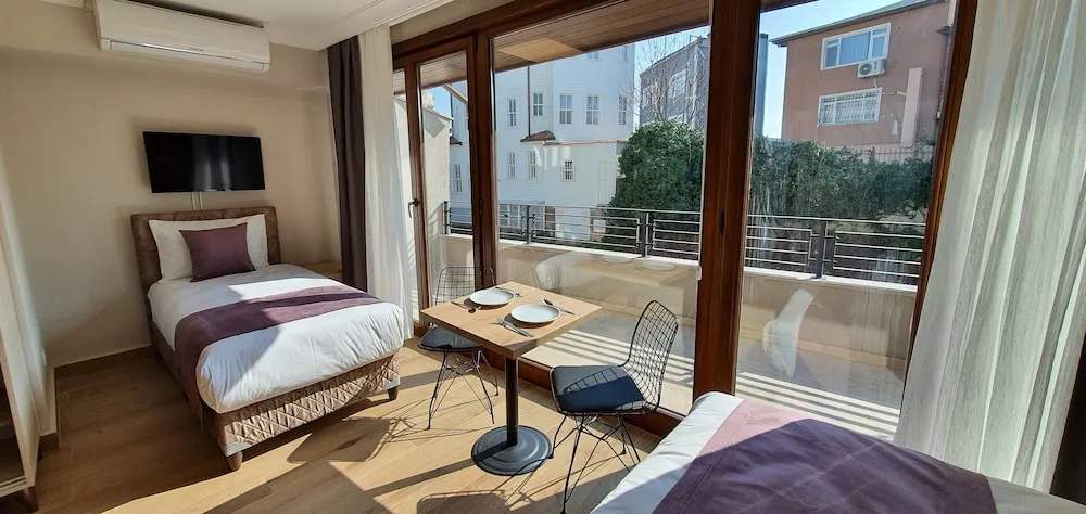 DELUXE TRIPLE APART WITH BALCONY