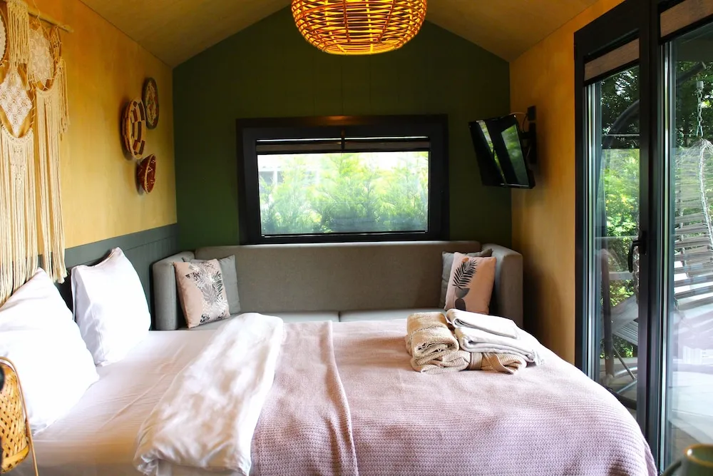 Junior Karavan, 1 Büyük (Queen) Boy Yatak, Göl Manzaralı