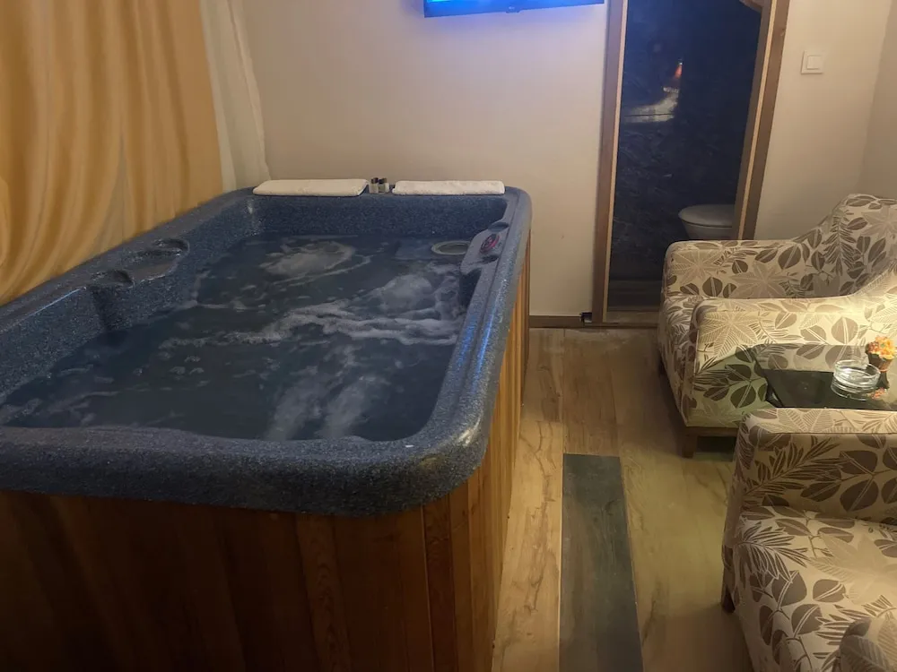 Deluxe Tek Büyük Yataklı Oda, Sıcak Su Küveti