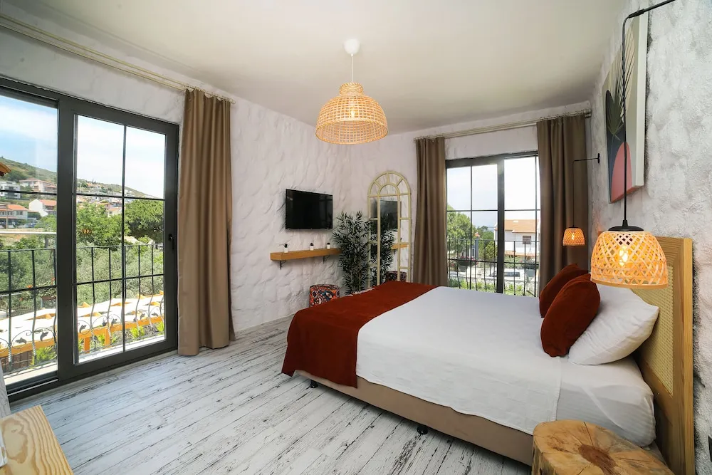 Deluxe Tek Büyük Yataklı Oda, 1 Büyük (Queen) Boy Yatak, Kısmi Deniz Manzaralı