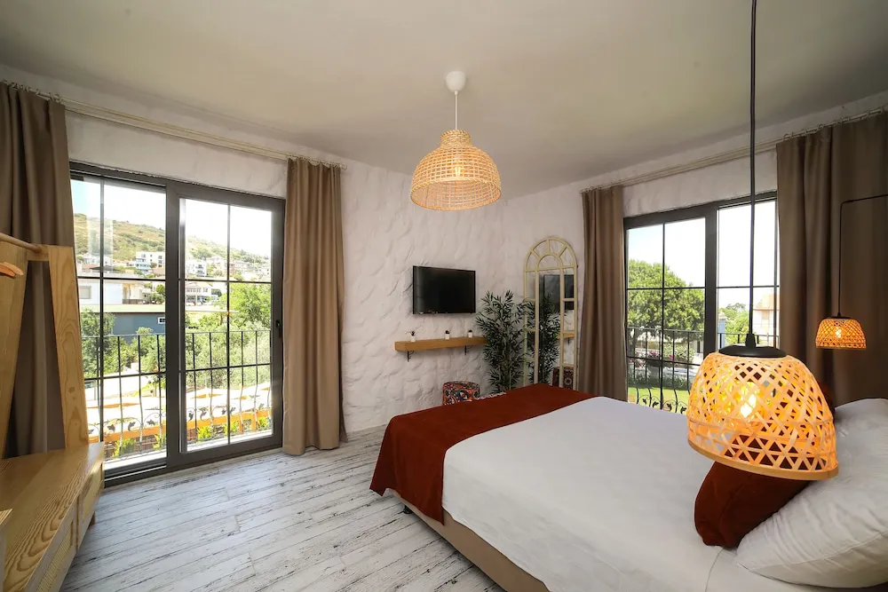 Deluxe Tek Büyük Yataklı Oda, 1 Büyük (Queen) Boy Yatak, Kısmi Deniz Manzaralı