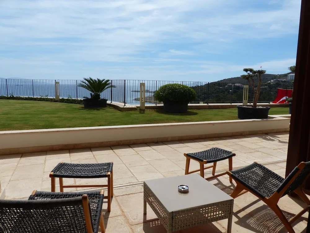 Superior Tek Büyük Yataklı Oda, Veranda, Kısmi Deniz Manzaralı