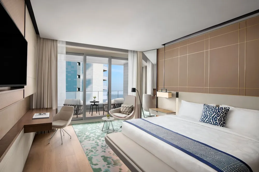 Executive Suite, Executive lounge access, 1 King, Sea view, Balcony