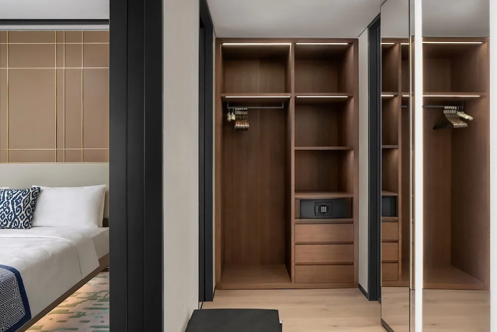 Executive Suite, Executive lounge access, 1 King, Sea view, Balcony