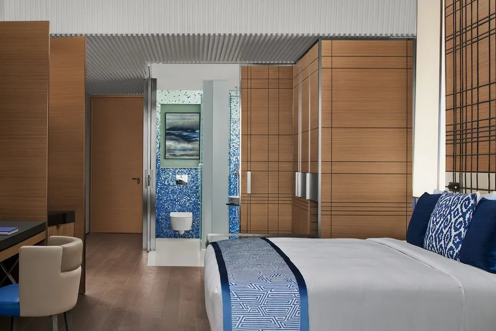 Deluxe Sea View, Guest room, 1 King, Balcony