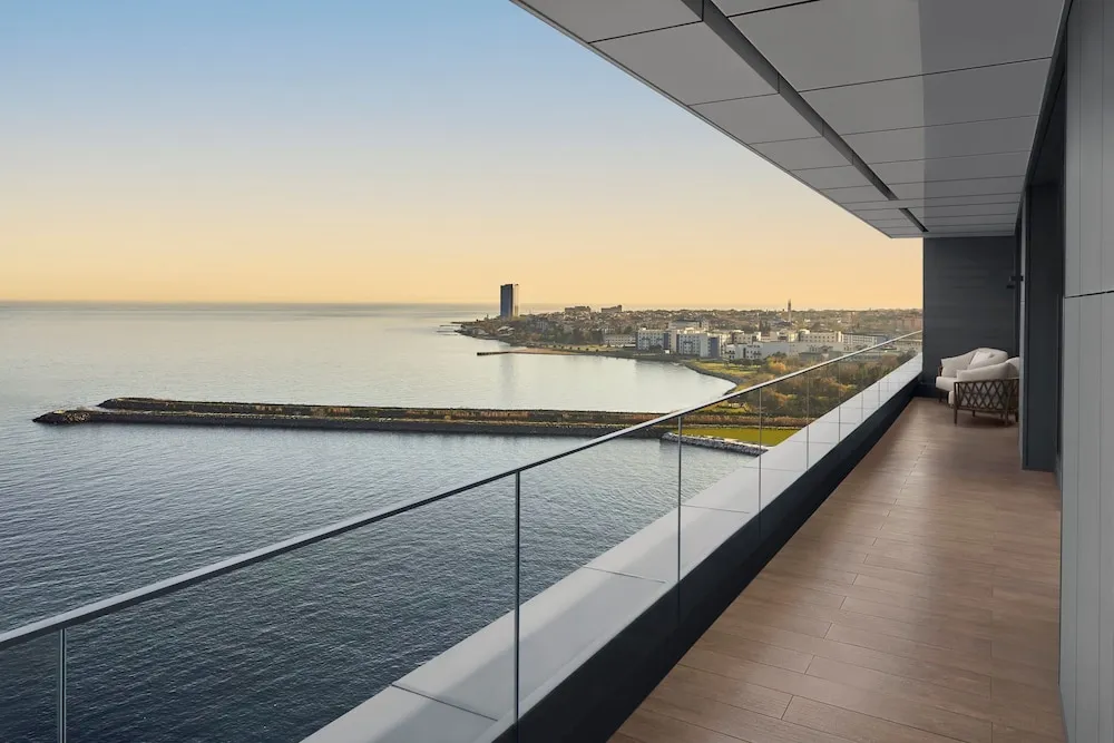 Elite Suite Partial View, Executive Lounge Access, 1 King, Sea View, Balcony