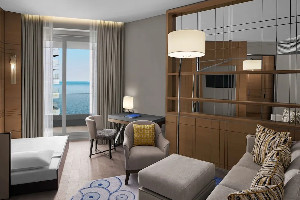 Elite Suite Partial View, Executive Lounge Access, 1 King, Sea View, Balcony