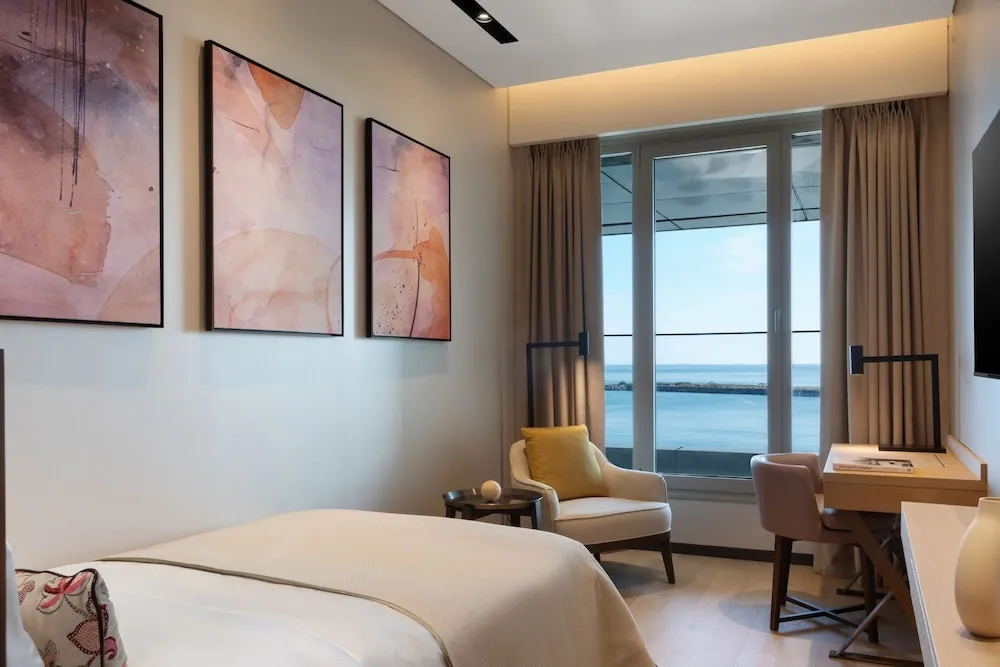 Specialty Two Bedroom Residence, Executive Lounge Access, 1 King, 1 Queen, Sea View, Balcony