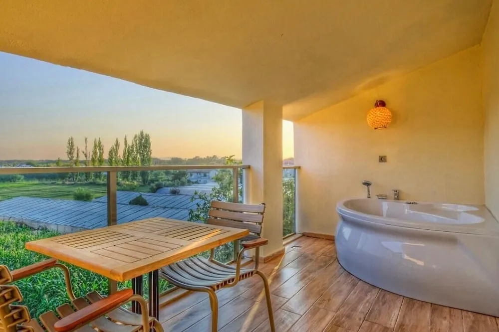 Honeymoon Tek Büyük Yataklı Oda
