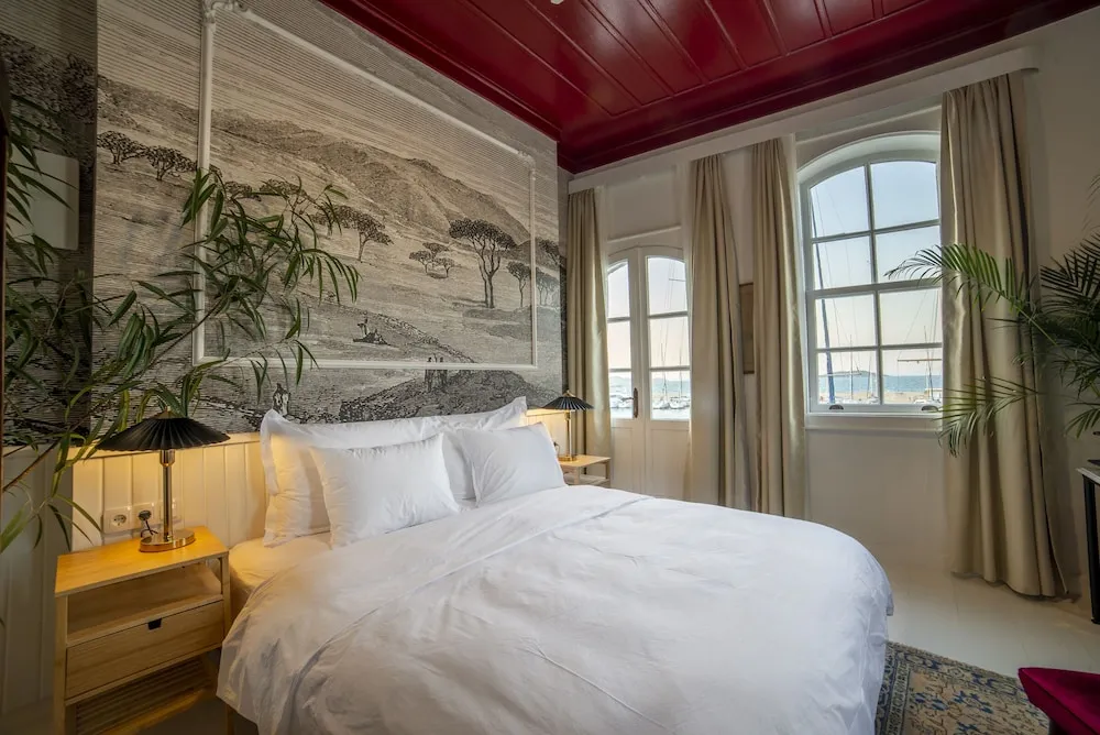 Deluxe Tek Büyük Yataklı Oda, Deniz Manzaralı, Denize Bakan