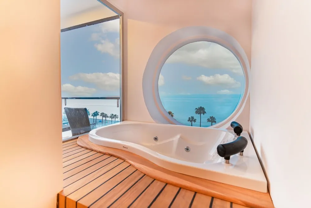 Luxury Oda