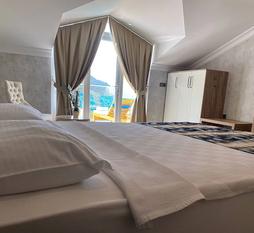 Jacuzzi Deluxe Room with Sea View