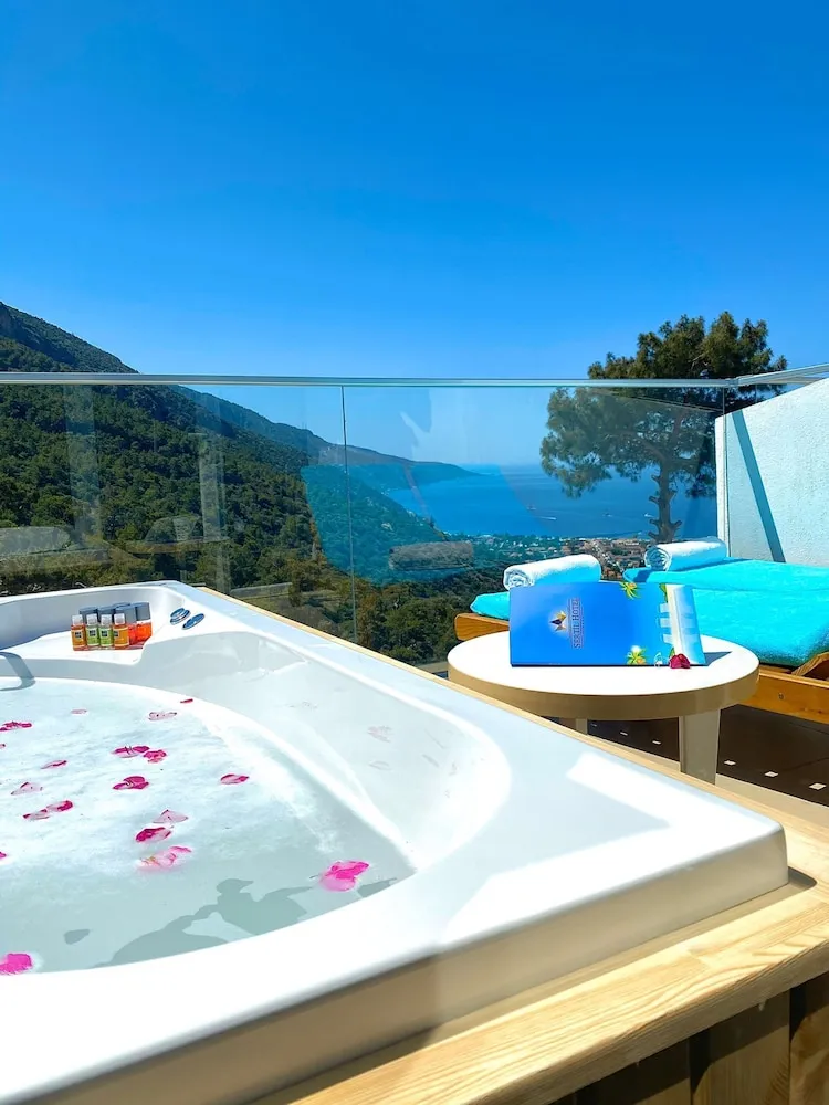 Jacuzzi Deluxe Room with Sea View