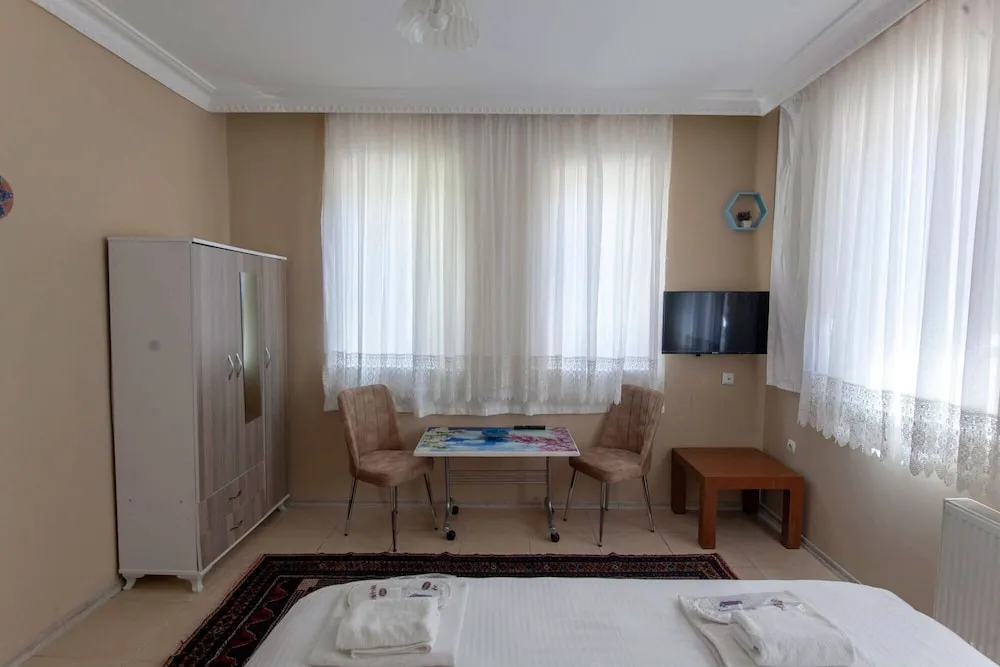 Traditional Tek Büyük Yataklı Oda