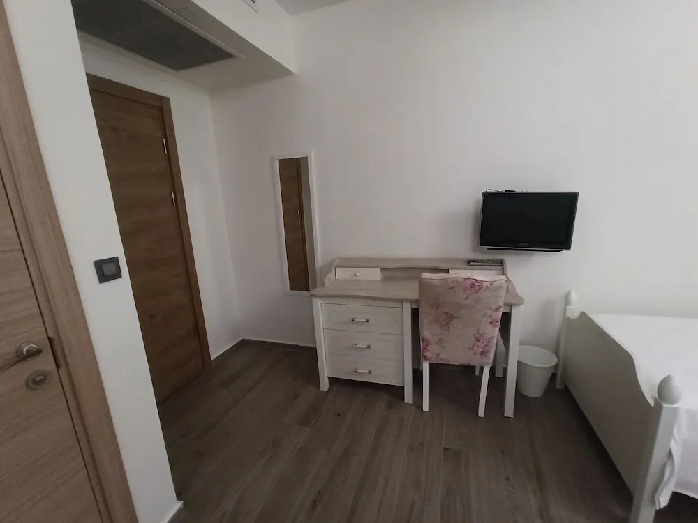 Economy Twin Room, Non Smoking, Half Basement