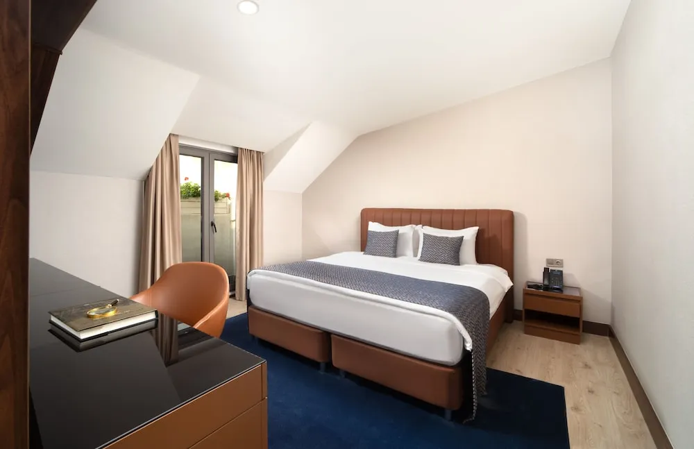King Suite, 1 En Buyuk(King), Boy Yatak ve Cekyat, Sigara Icilmez