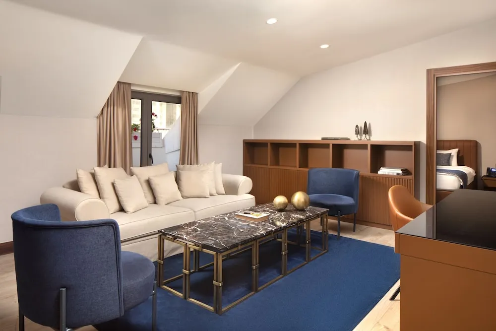 King Suite, 1 En Buyuk(King), Boy Yatak ve Cekyat, Sigara Icilmez