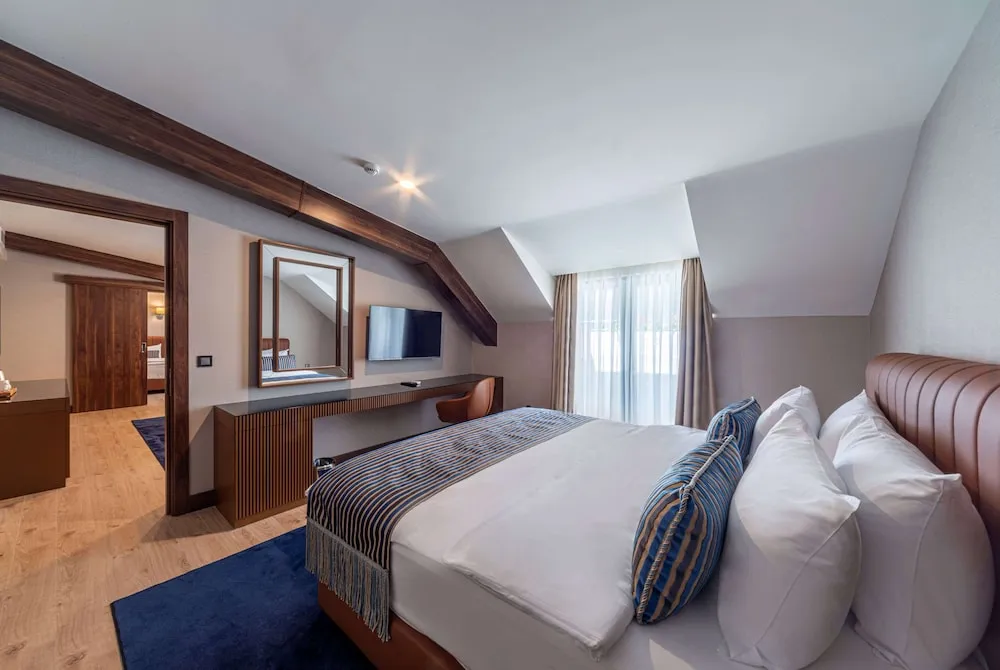 King Suite, 1 En Buyuk(King), Boy Yatak ve Cekyat, Sigara Icilmez
