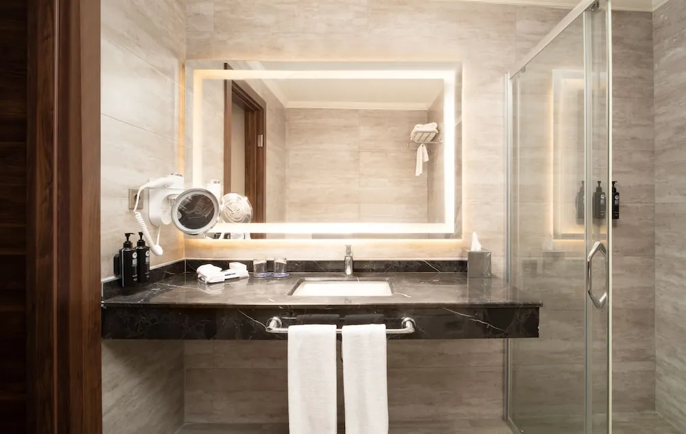 King Suite, 1 En Buyuk(King), Boy Yatak ve Cekyat, Sigara Icilmez