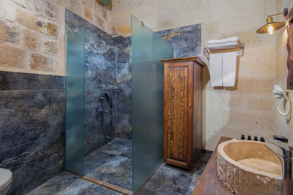 Deluxe Stone Suite - 301