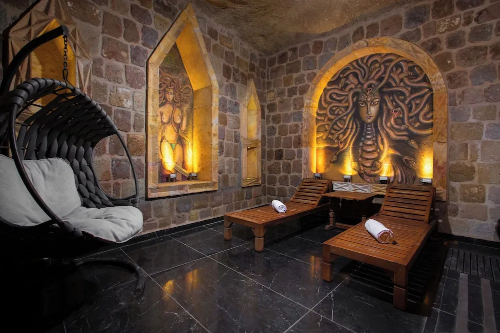 Superior Cave Pool Suite -101