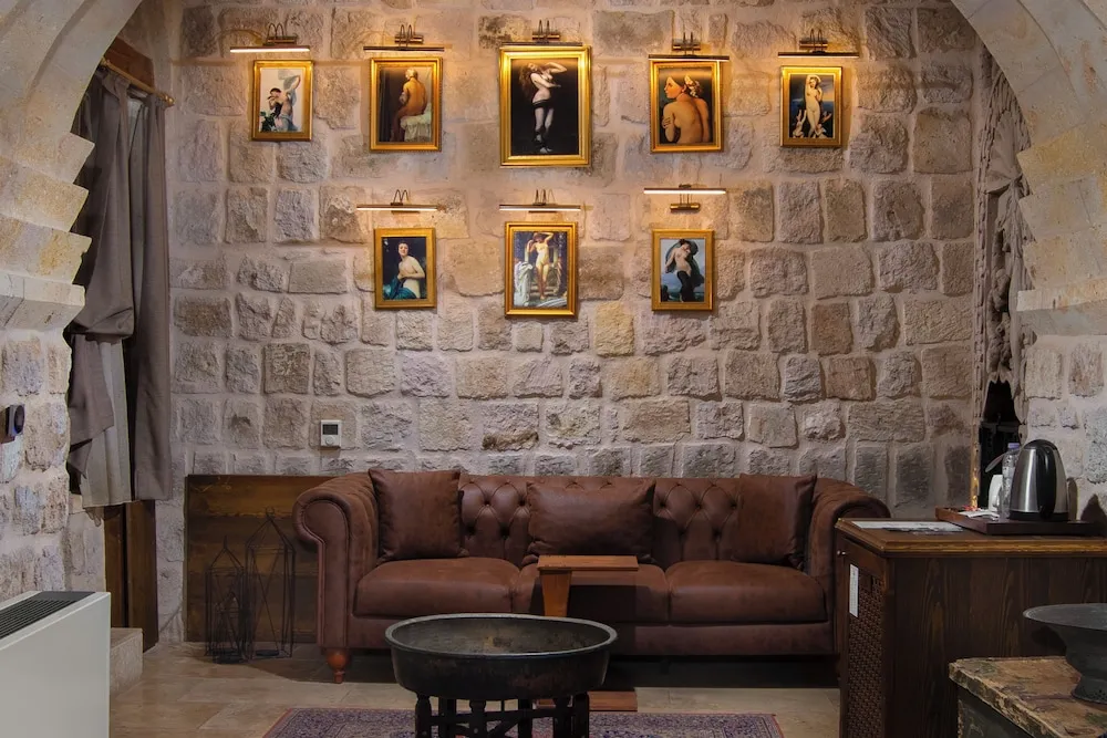 Superior Cave Pool Suite -101