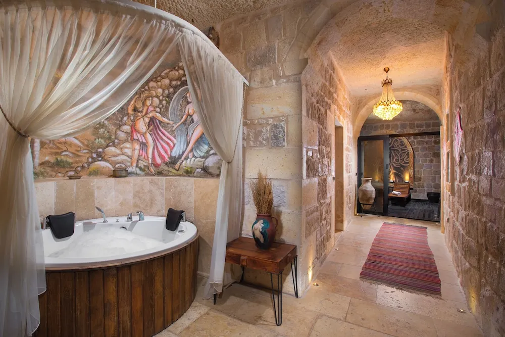 Superior Cave Pool Suite -101