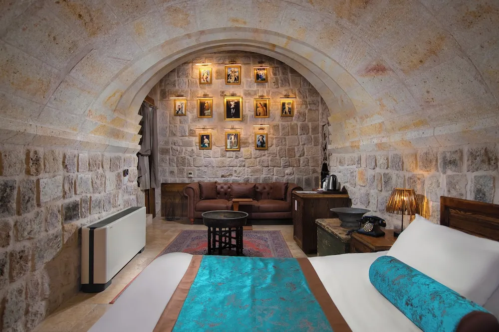 Superior Cave Pool Suite -101