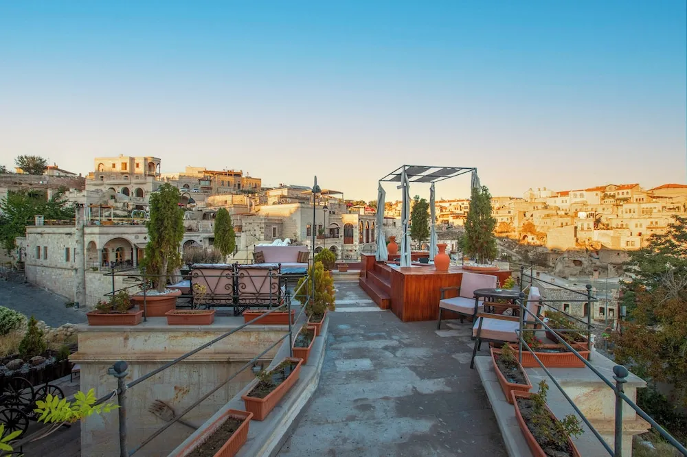 Superior Cave Pool Suite -101