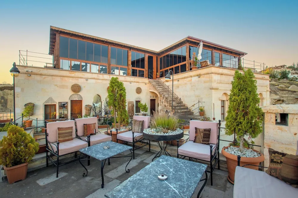 Superior Cave Pool Suite -101