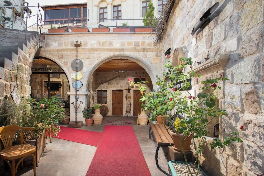 Deluxe Arch Suite - 102