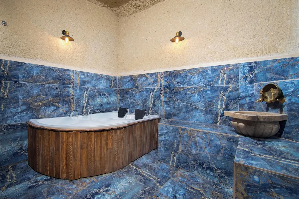 Deluxe Arch Suite - 102